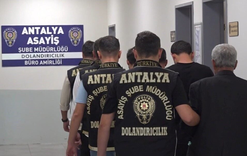 Antalya’da FETÖ yalanıyla 12,5 milyonluk altın dolandırıcılığına 3 tutuklama Antalya merkezli 3 ilde düzenlenen operasyonda, kendilerini polis-savcı olarak tanıtarak,
