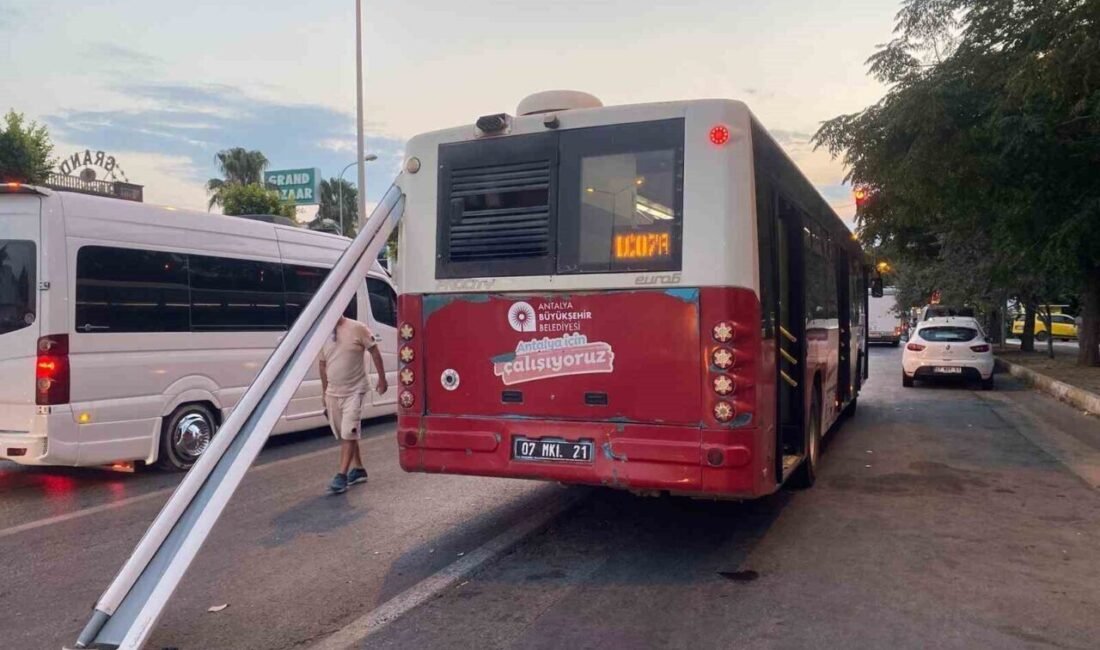 Antalya’nın Aksu ilçesinde Büyükşehir Belediyesine ait halk otobüsüne durağa yanaştığı