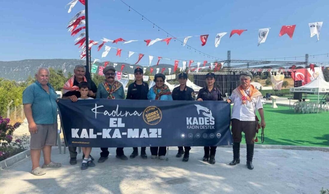 Antalya İl Jandarma Komutanlığı, turistik bölgelerde gerçekleştirdiği KADES (Kadın Acil