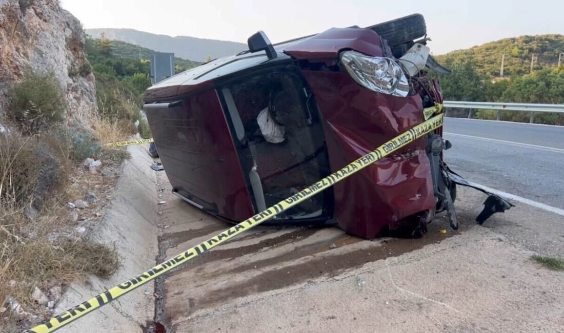 Antalya’nın Kaş ilçesinde virajı alamayan kamyonet, yolun sağında bulunan bankete