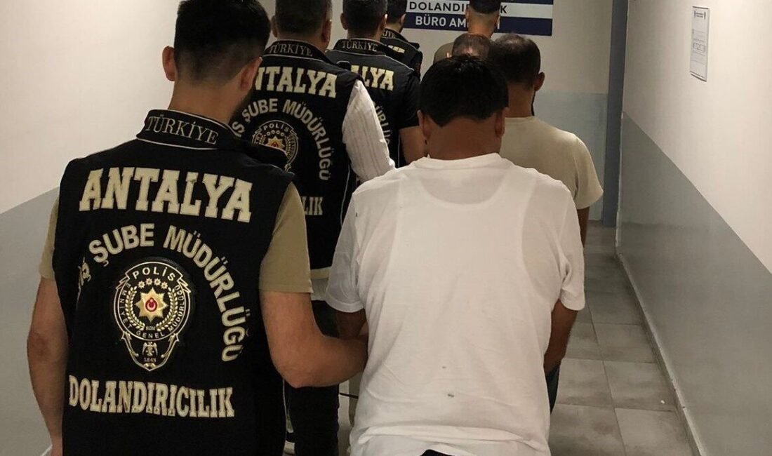 Antalya’da kendini savcı, polis ve MİT görevlisi olarak tanıtarak 1