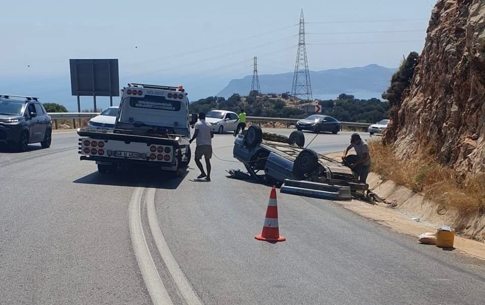 Antalya’nın Kaş ilçesinde sürücüsünün direksiyon hakimiyetini kaybettiği araç dağlık alana