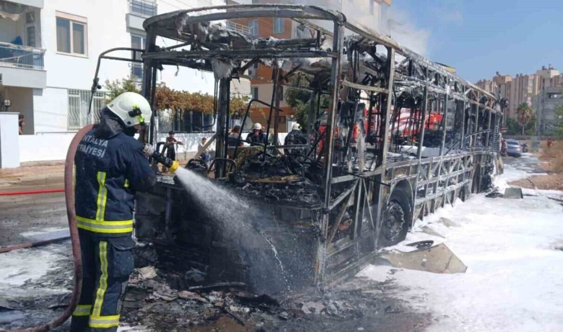 Antalya’da park halindeki özel halk otobüsü alev alev yanıp adeta