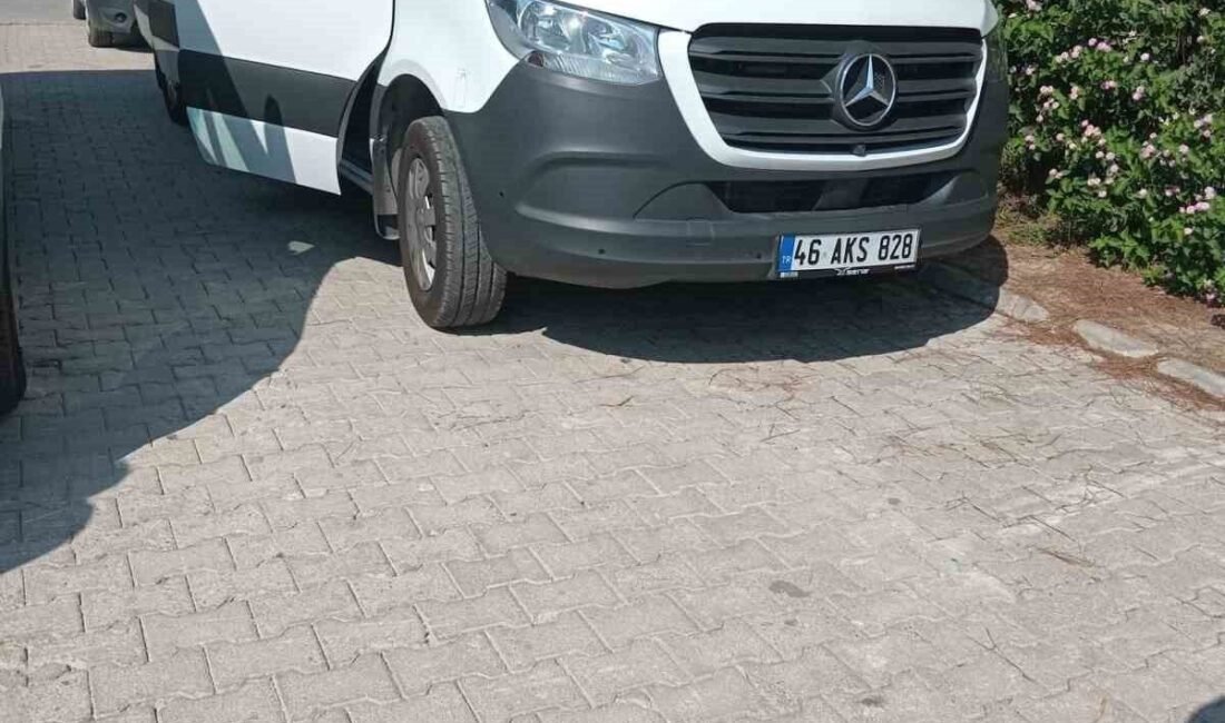 Antalya’nın Serik ilçesinde tur minibüsü şoförü, park halindeki aracının içinde
