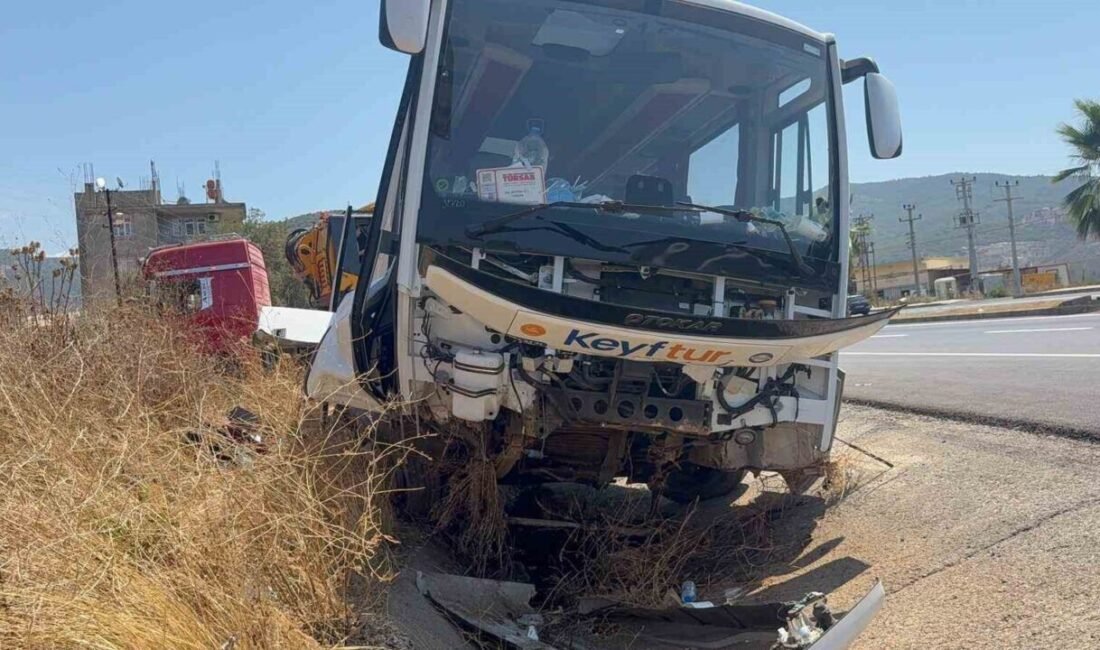 Antalya’nın Gazipaşa ilçesinde tur otobüsünün drenaj hendeğine girmesi sonucu meydana