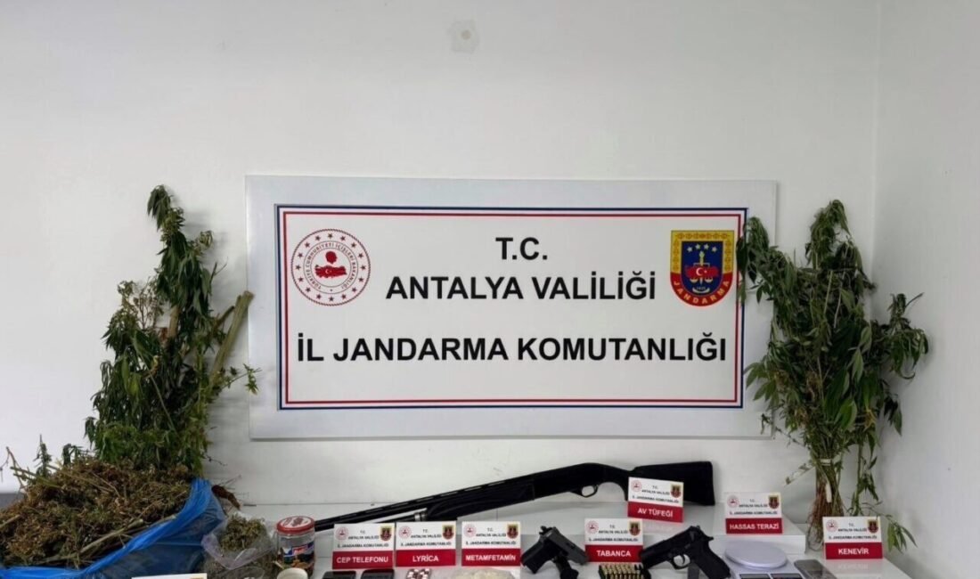 Antalya’da jandarma tarafından yapılan çalışmalarda çok miktarda uyuşturucu ele geçirildi.