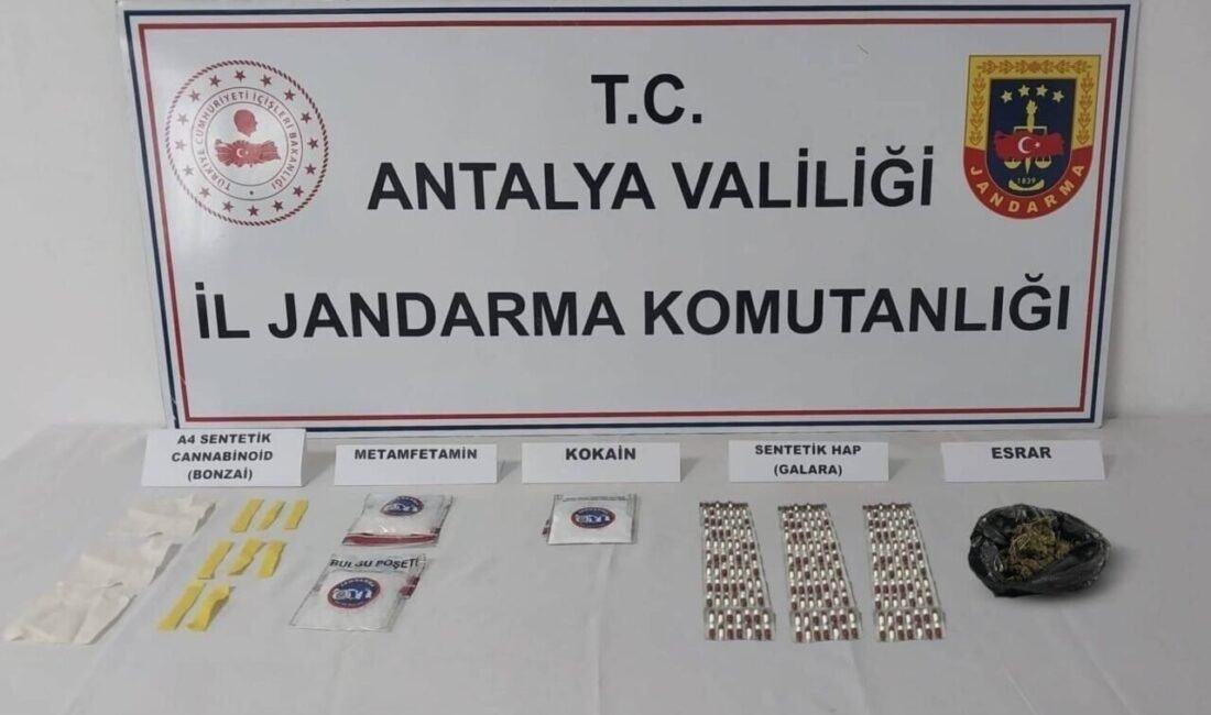 Antalya’da uyuşturucu operasyonunda çok sayıda madde ele geçirildi Antalya’nın Aksu ilçesinde jandarma ekipleri tarafından düzenlenen uyuşturucu operasyonunda çok