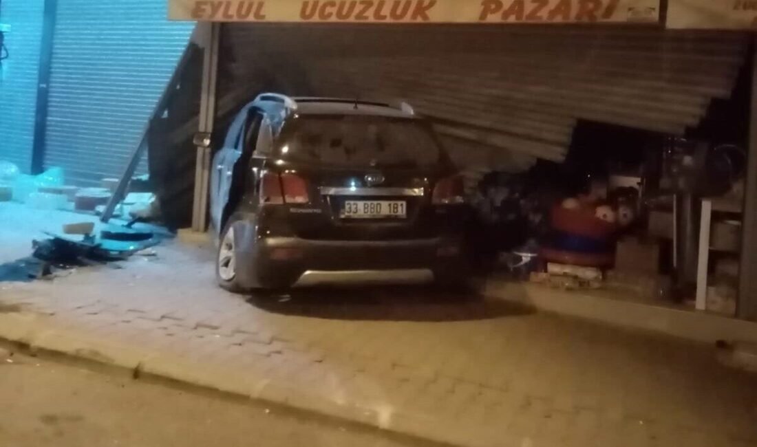 Mersin’de sürücüsünün direksiyon hakimiyetini kaybettiği araç önce kaldırıma çıktı, ardından