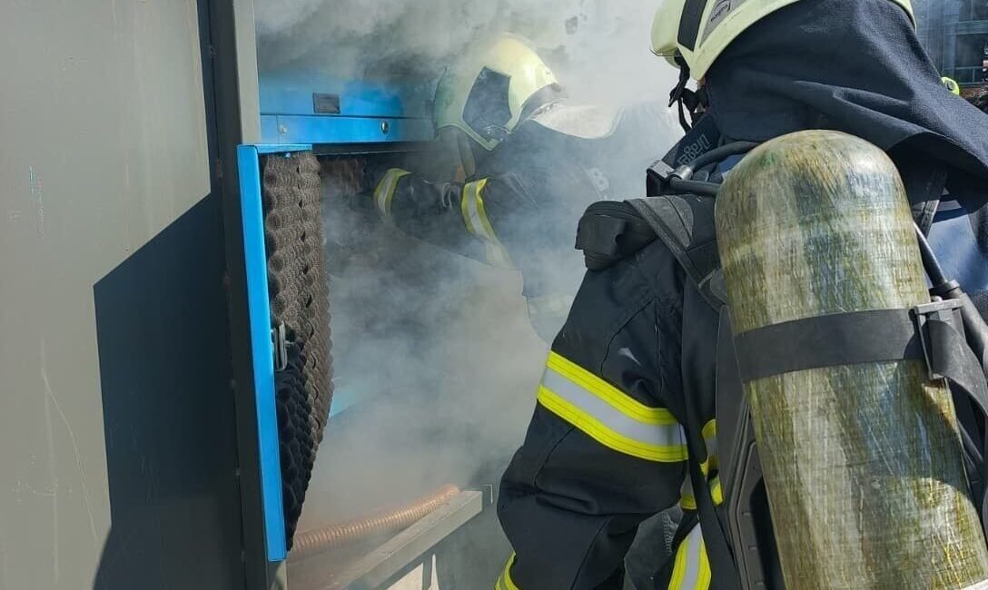 Burdur’un Bucak ilçesinde bir iş yerinde arızalanan jeneratörden çıkan dumanlar