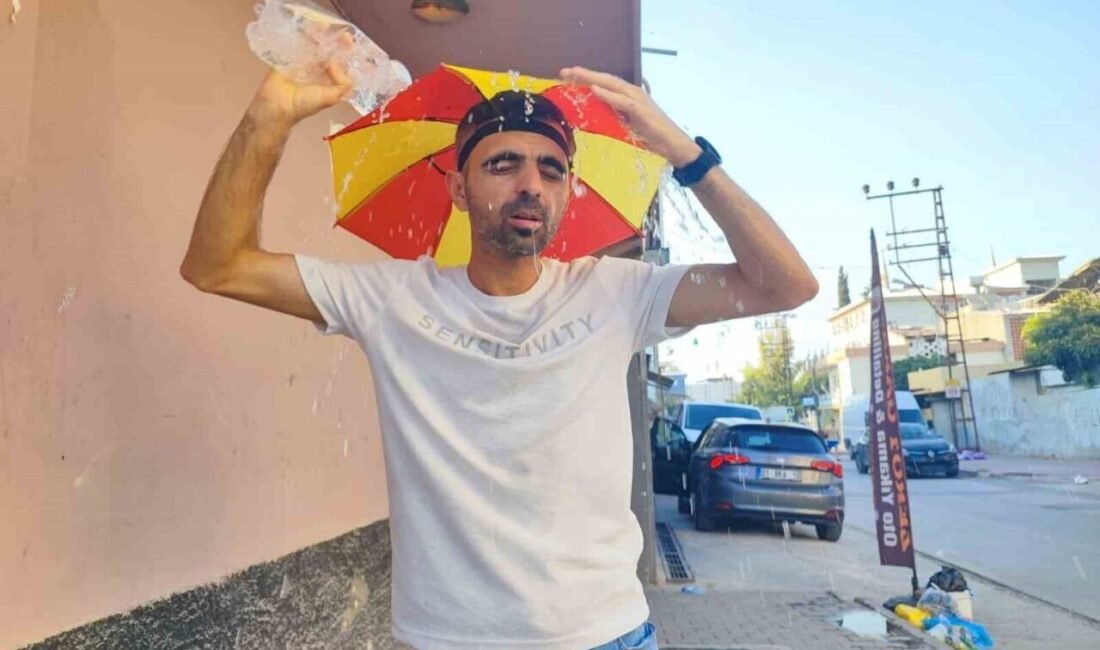 Adana’da hissedilen sıcaklık 58 dereceyi geçince bir vatandaşın kafasına taktığı