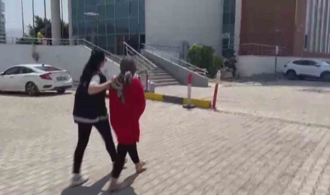 Hatay’da alışveriş merkezindeki 5 farklı iş yerinden 26 parça kıyafet