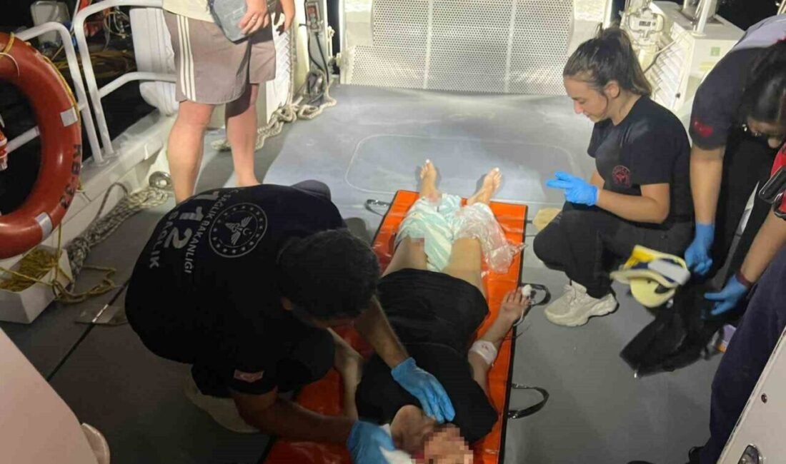 Antalya’nın Demre ilçesinde düşerek ayağını kıran kazazede sahil güvenlik ekipleri