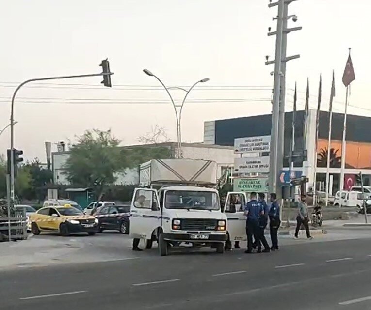 Baba, tartıştığı oğlu ile arkadaşını silahla yaraladı Mersin’in Tarsus ilçesinde baba tartıştığı oğlunu ve arkadaşını silahla yaralandı.