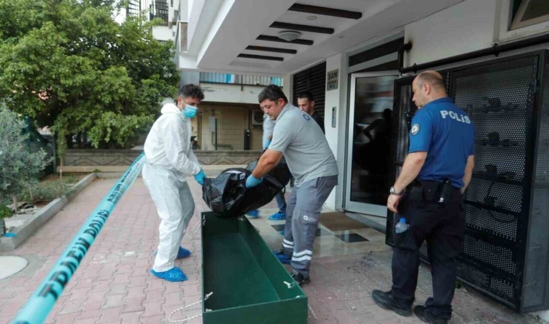 Antalya’da evinin banyosunda boğazı kesilmiş ve yüzünde bıçak darbeleri ile