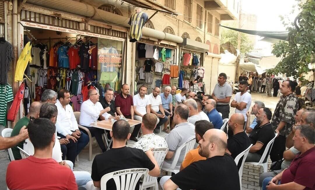 Antakya Belediye Başkanı İbrahim Naci Yapar, depremde zarar gören ve
