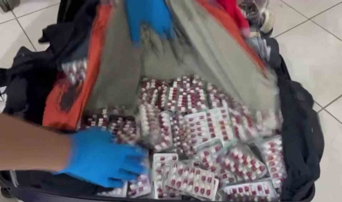Adana’da bavulunda kıyafet yerine 5 bin 642 adet uyuşturucu hap