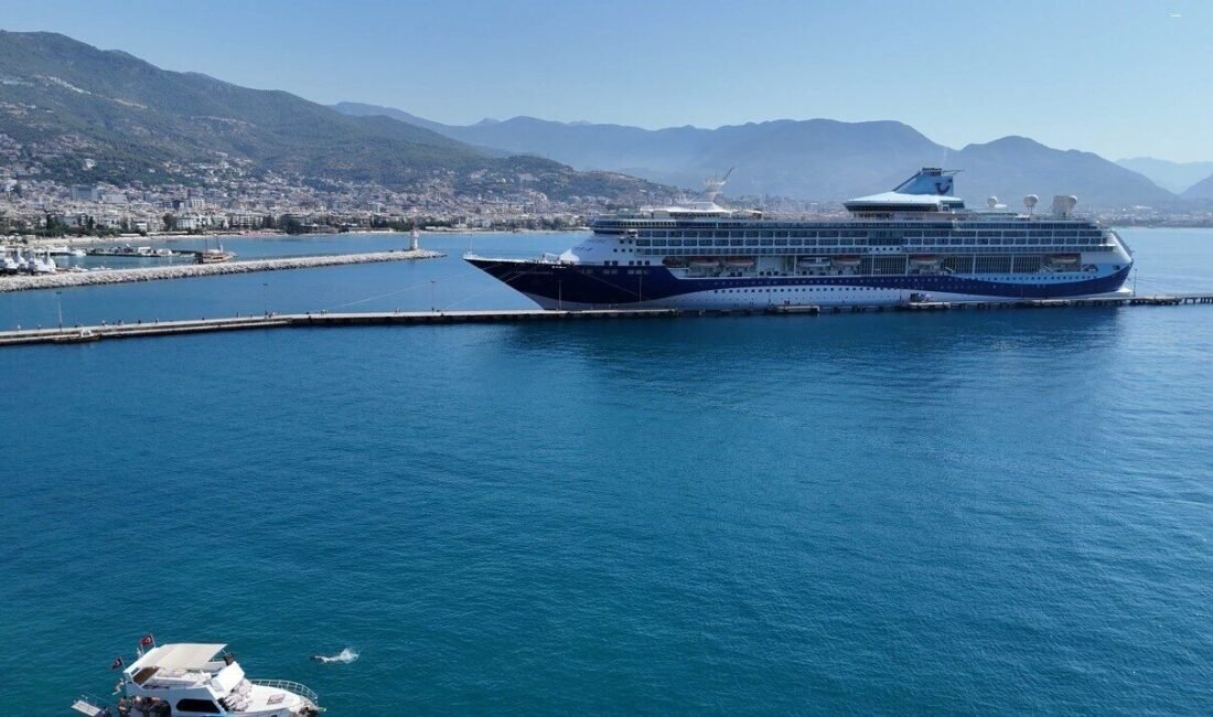 Antalya’nın Alanya ilçesine, Bahama bandıralı “Marella Discovery 2” isimli kruvaziyer