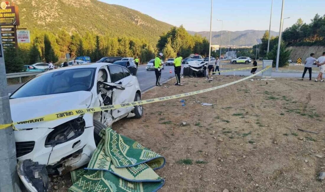 Burdur’un Bucak ilçesi Burdur-Antalya karayolunda iki otomobilin kavşakta çarpışması sonucu