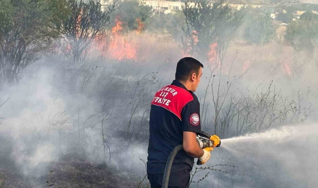 Burdur merkez Kışla Mahallesi Dombacı mevkiinde çıkan arazi yangınında yaklaşık
