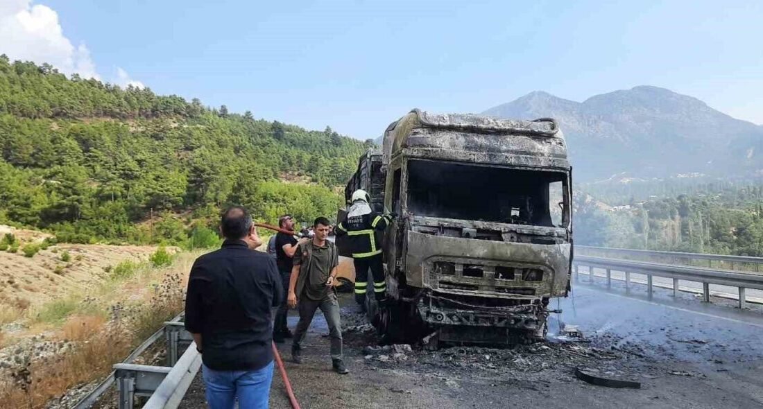 Burdur’un Çeltikçi ilçesinde seyir halindeyken alev alan tır kullanılamaz hale