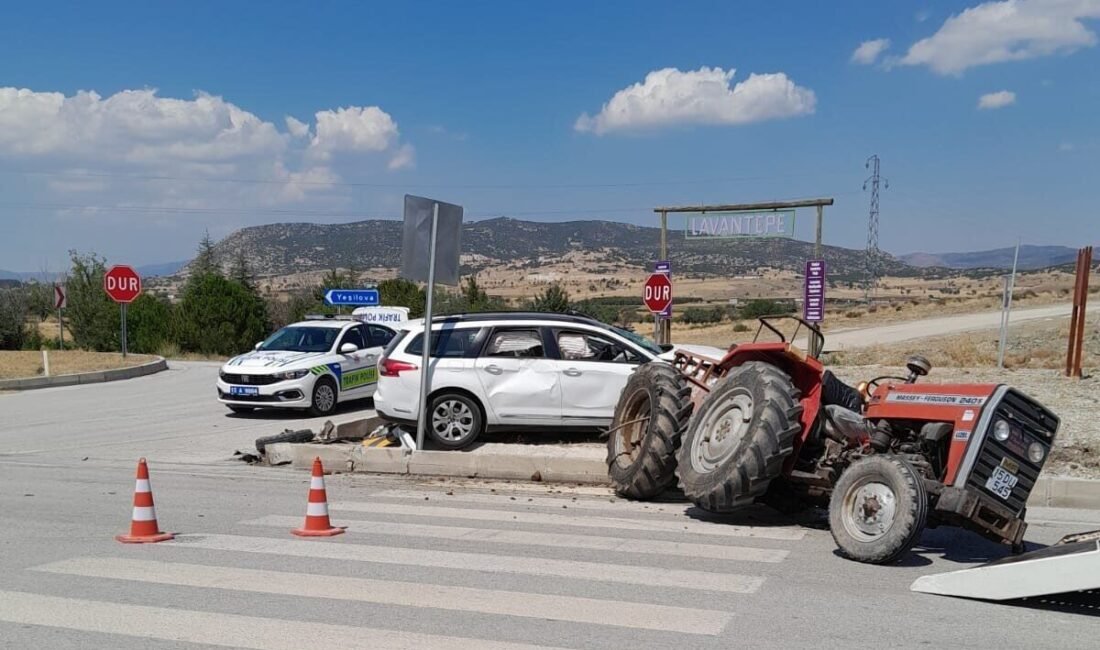 Burdur’un Yeşilova ilçesinde ana yola çıkan traktör ile otomobilin çarpışması
