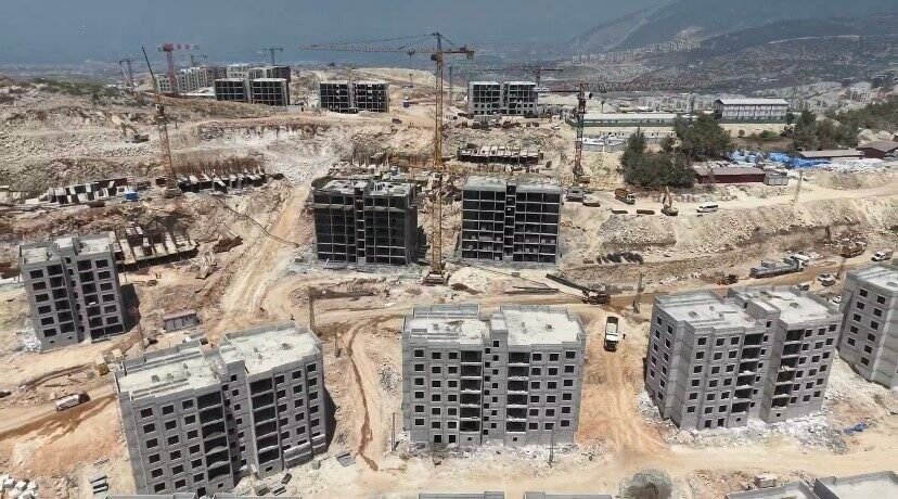 Hatay’ın İskenderun ilçesinde inşa edilen afet konutlarında inşaat hızla sürüyor.
