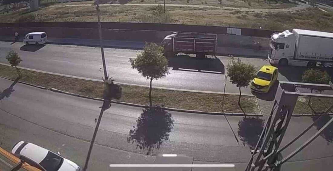 Adana’da taksicinin hatası, feci kazayla sonuçlandı. Yaya geçidinden karşıya geçmek