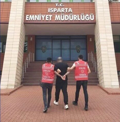 Isparta’nın Uluborlu ve Yalvaç ilçelerinde düzenlenen operasyonlarda, haklarında kesinleşmiş hapis