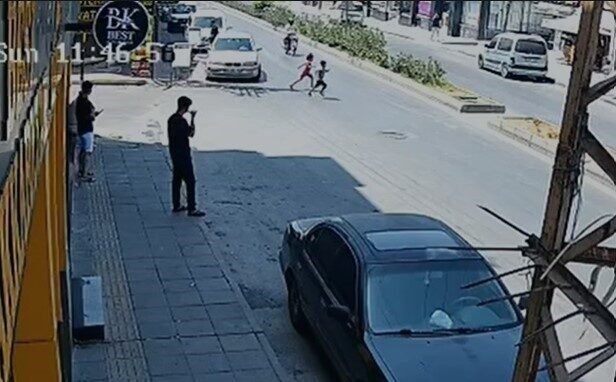 Mersin’de, yolun karşısına geçmek için koşan küçük kardeşlere çarparak, birinin