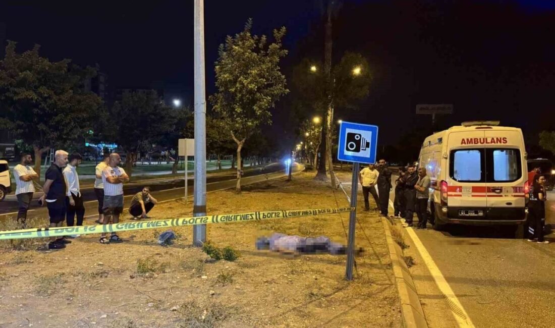 Adana’da kontrolünden çıkıp devrilen motosikletteki genç hayatını kaybederken, 1 kişi