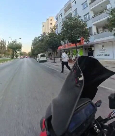 Adana’da düğün konvoyunu gören bir kişi, gelin arabasından bahşiş almak