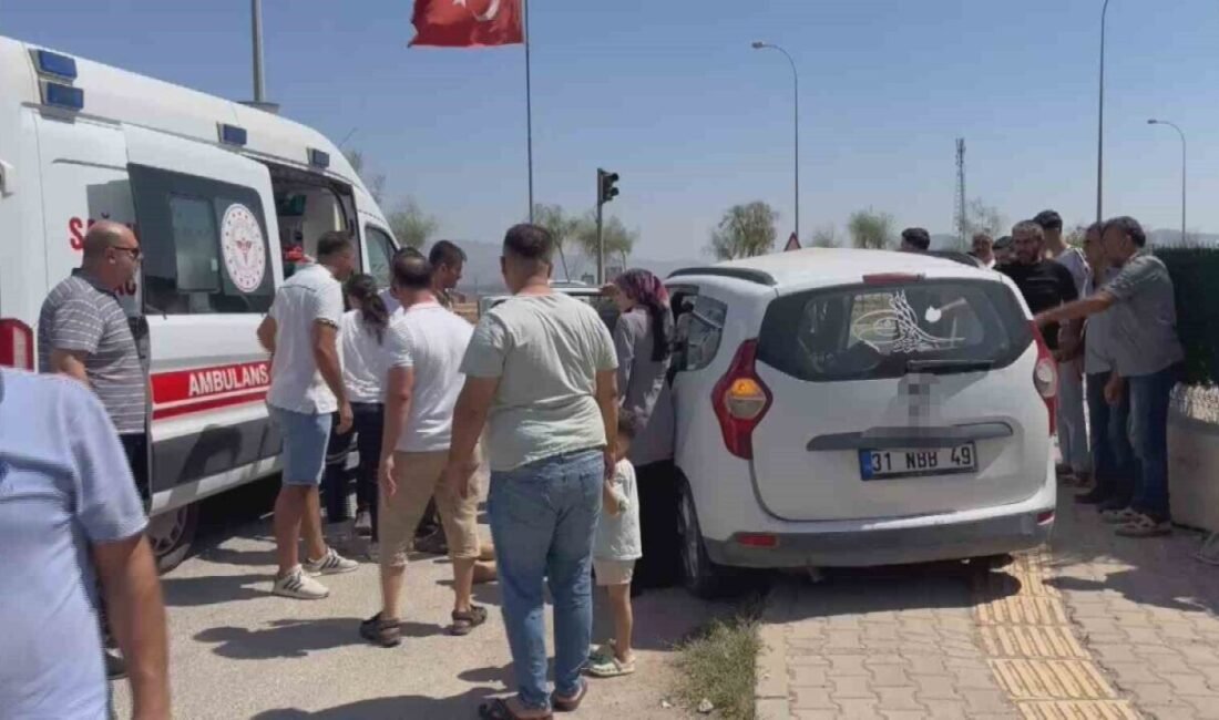 Hatay’ın Hassa ilçesinde otomobilin çekiciyle çarpıştığı kazada 3 kişi hayatını