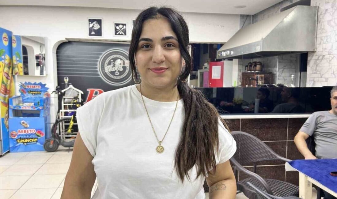 Hatay’da bir iş yerinde duvarla klima arasına sıkışan yavru kedi,