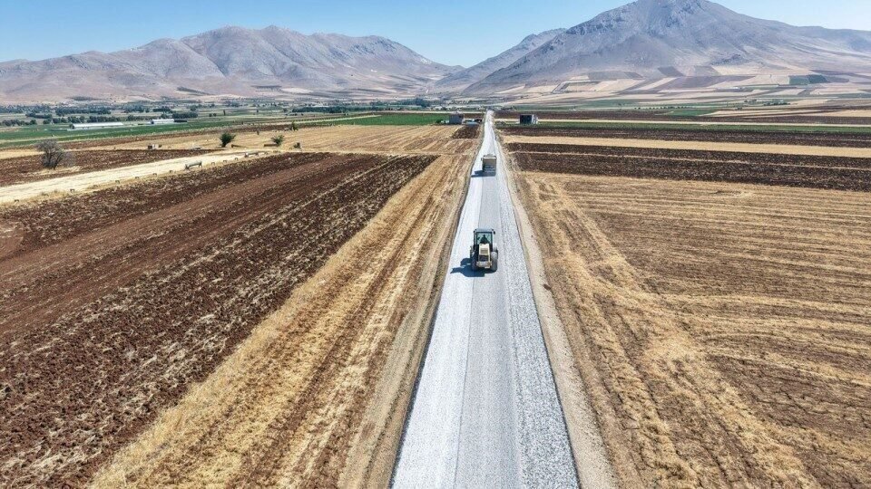 Kahramanmaraş Büyükşehir Belediyesi, Ekinözü’nün kırsal mahallelerinden Ekinözü-Elbistan grup yoluna bağlayan