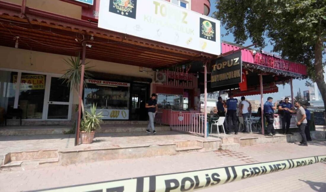 Antalya’da elindeki bıçakla kuyumcuya giren şahıs yaklaşık 750 bin TL