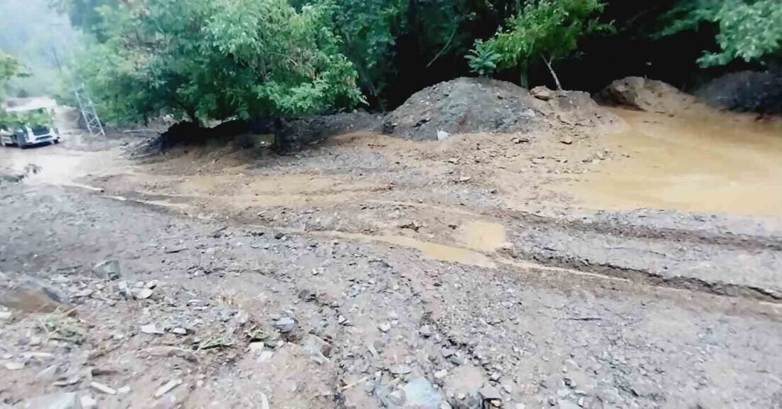 Adana’nın Feke ilçesinde etkili olan sağanak yağış sonrası dereler taştı.