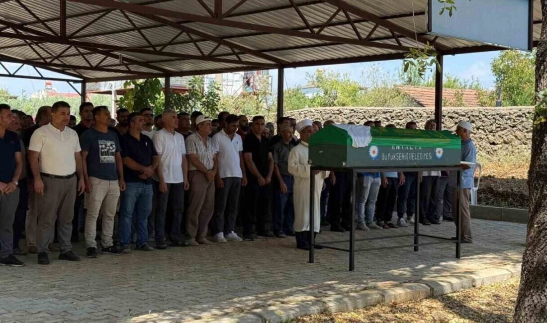 Antalya’nın Serik ilçesinde Dünya Kadınlar Günü’nde felci eşinin sakal tıraşını