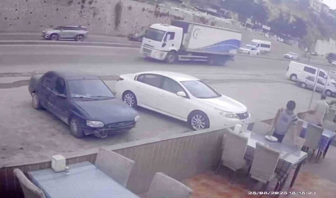Hatay’da freni arızalanan tırın, önce park halindeki vidanjöre ardından da
