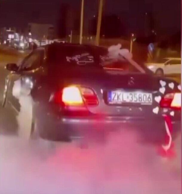 Adana’da düğün konvoyunda gelin arabasıyla yolu kapatıp lastik yaktılar, araç
