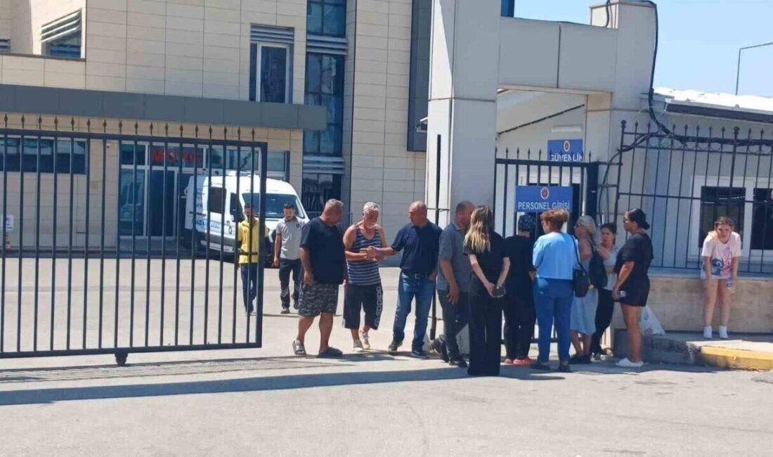 Antalya’da aralarında husumet bulunan gençlerin telefonda başlayan tartışması kavgaya dönüşünce