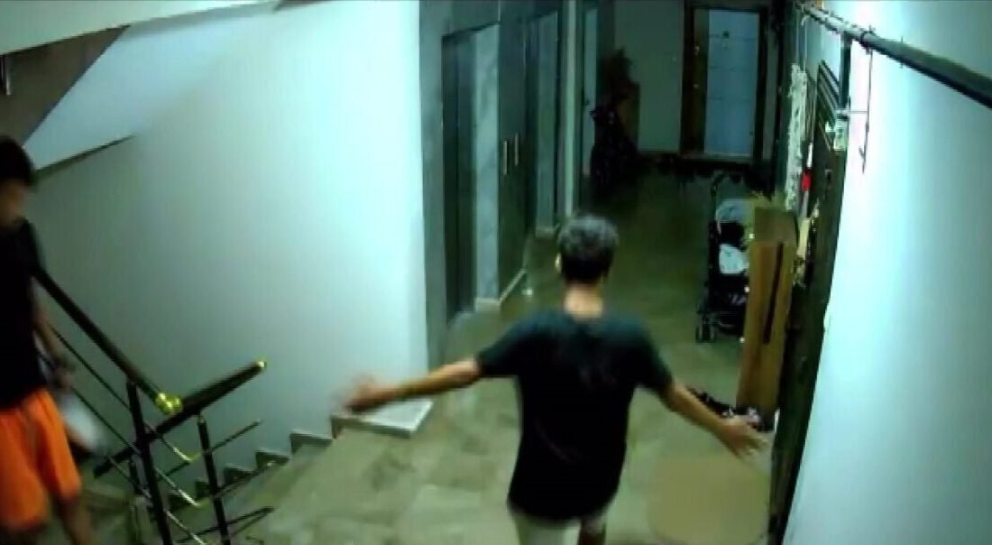 Adana’da bir apartmana hırsızlık için giren şahıslar, göbek atarak ayakkabı