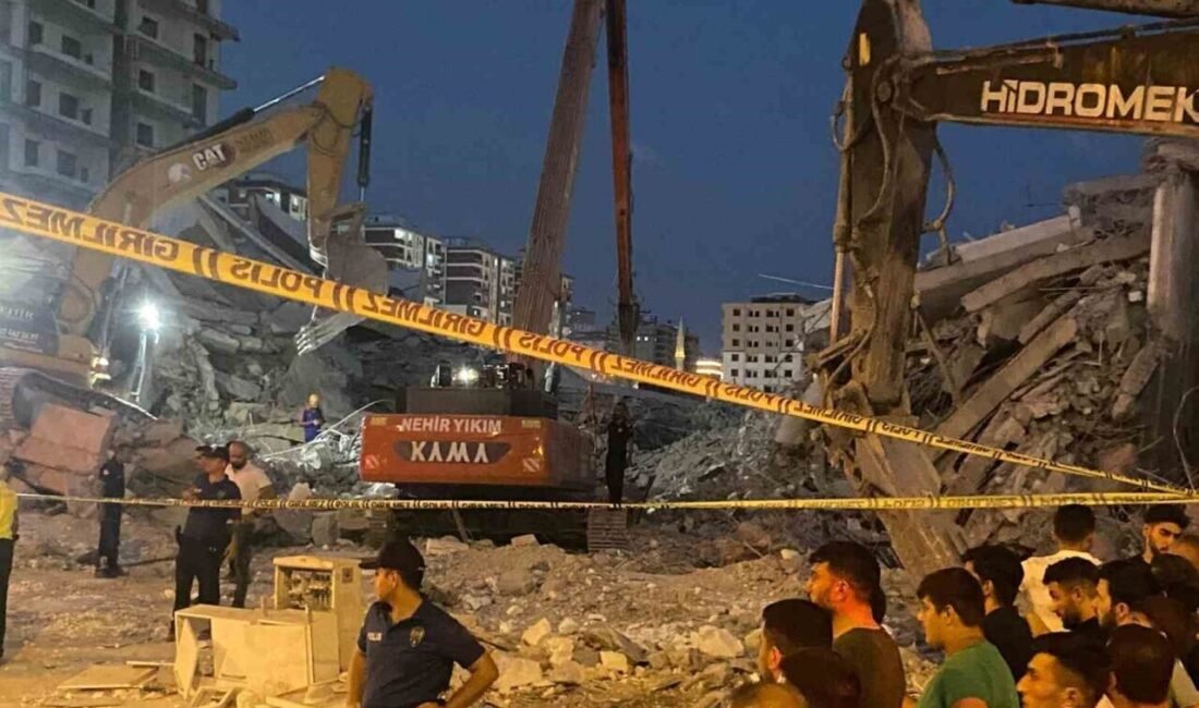 Kahramanmaraş’ta yıkım sırasında bir anda çöken binanın altında kalan iş