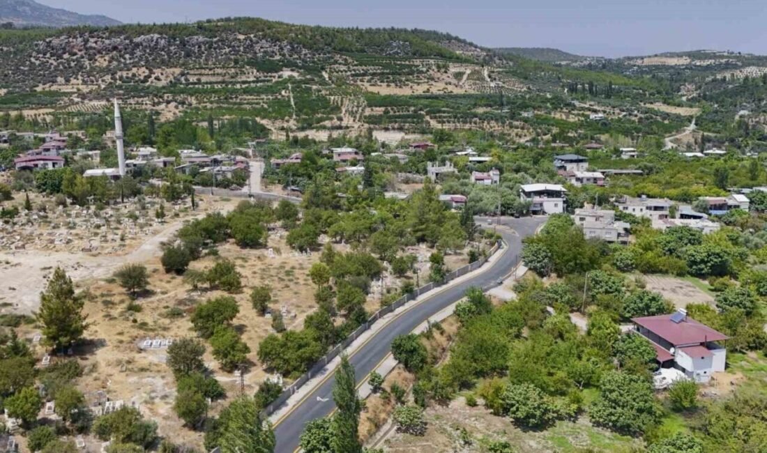 Mersin Büyükşehir Belediyesi, kırsal mahallelerde başlattığı yol yenileme seferberliğine Gülnar