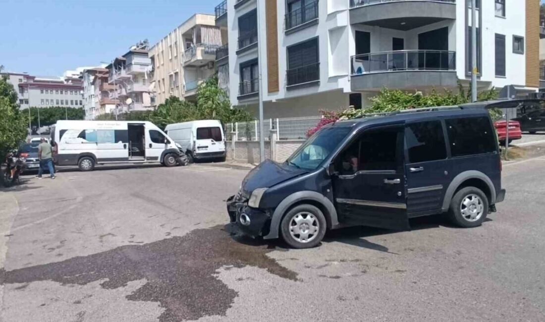 Antalya’nın Manavgat ilçesinde seyir halindeki hafif ticari araç servis minibüsü