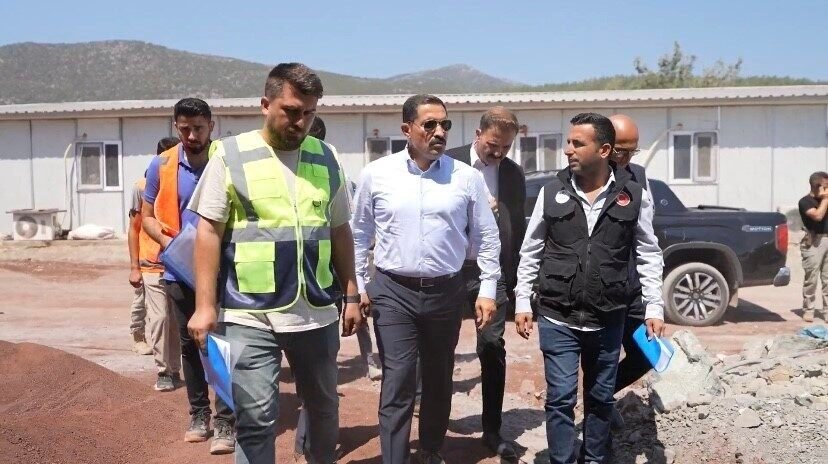 Hatay’ın Hassa ilçesinde yapımı süren afet konutlarında çalışmalar hız kesmeden