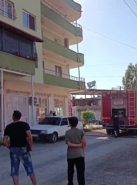 Hatay’ın Arsuz ilçesinde 4 katlı binanın 3.katında çıkan yangın, itfaiye