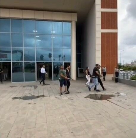 Hatay’ın Arsuz ilçesinde çeşitli suçlardan aranan 2 şüpheli yakalandı. Hatay
