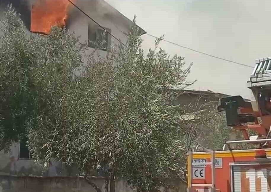 Hatay’da bir evde henüz bilinmeyen bir nedenle yangın çıktı. Yangında