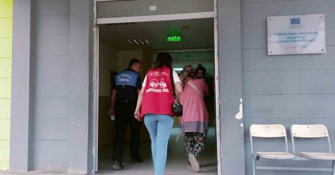 Hatay’da, evlatlarıyla kapı kapı gezerek ve trafikte araçlardan para isteyerek