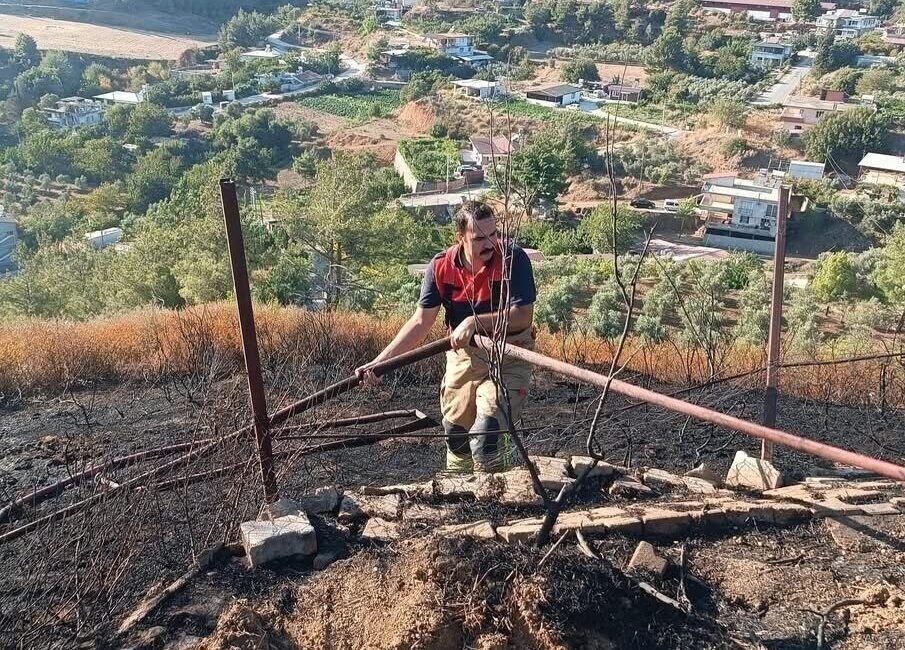 Hatay’ın Antakya ilçesinde ormanlık alanda çıkan yangın, itfaiye ekipleri tarafından